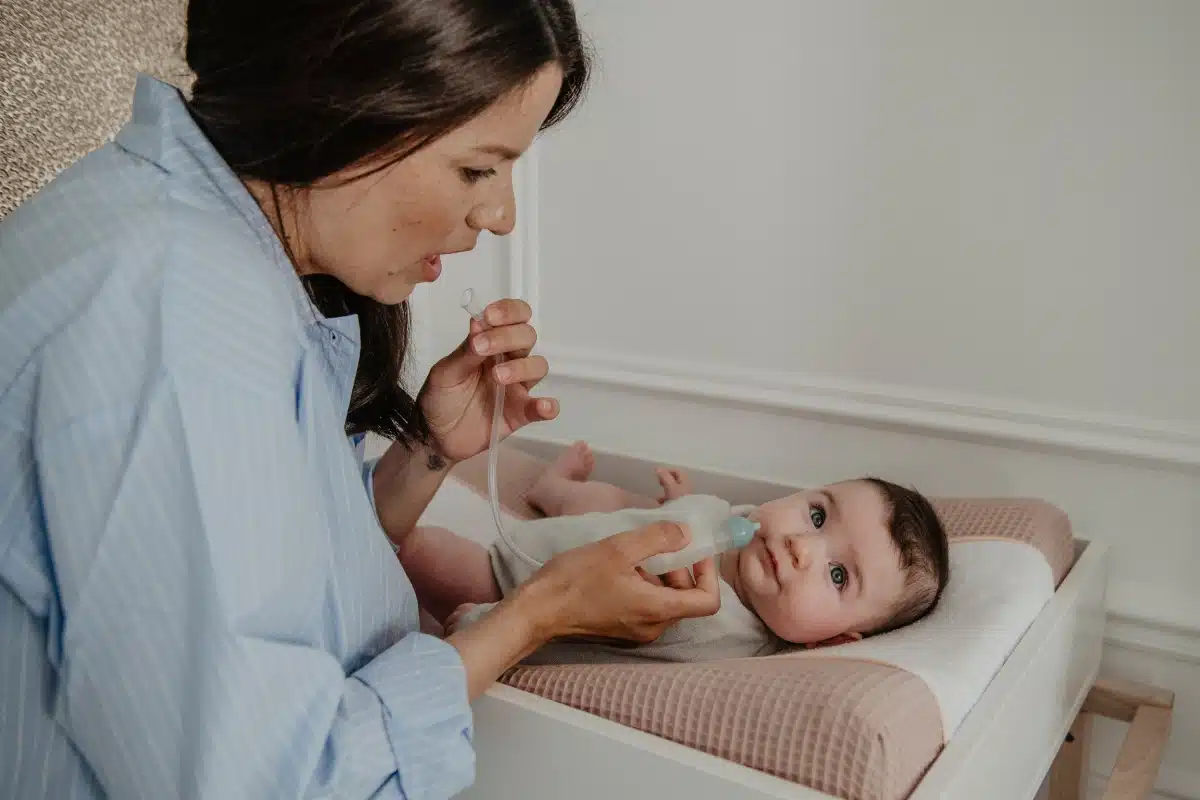 Cómo usar el aspirador nasal en bebés