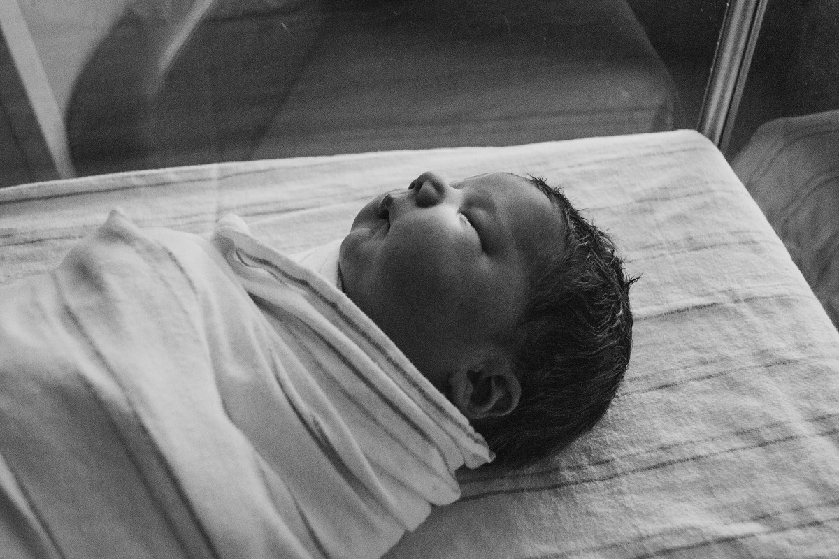 Niño Recién Nacido Bebé Prematuro A Cabo Tranquila, Con Un Chupete